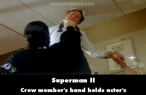 Phim Superman II, cảnh Non đánh Perry, bàn tay của người trong đoàn làm phim nắm tay Perry (ở bên phải).